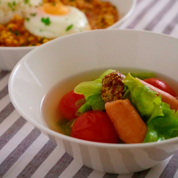 包丁も火も使わない簡単レシピ！ レンジde野菜とソーセージのマスタードスープ