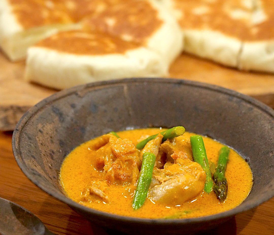 きのうの献立：バターチキンカレーと手作りチーズナン