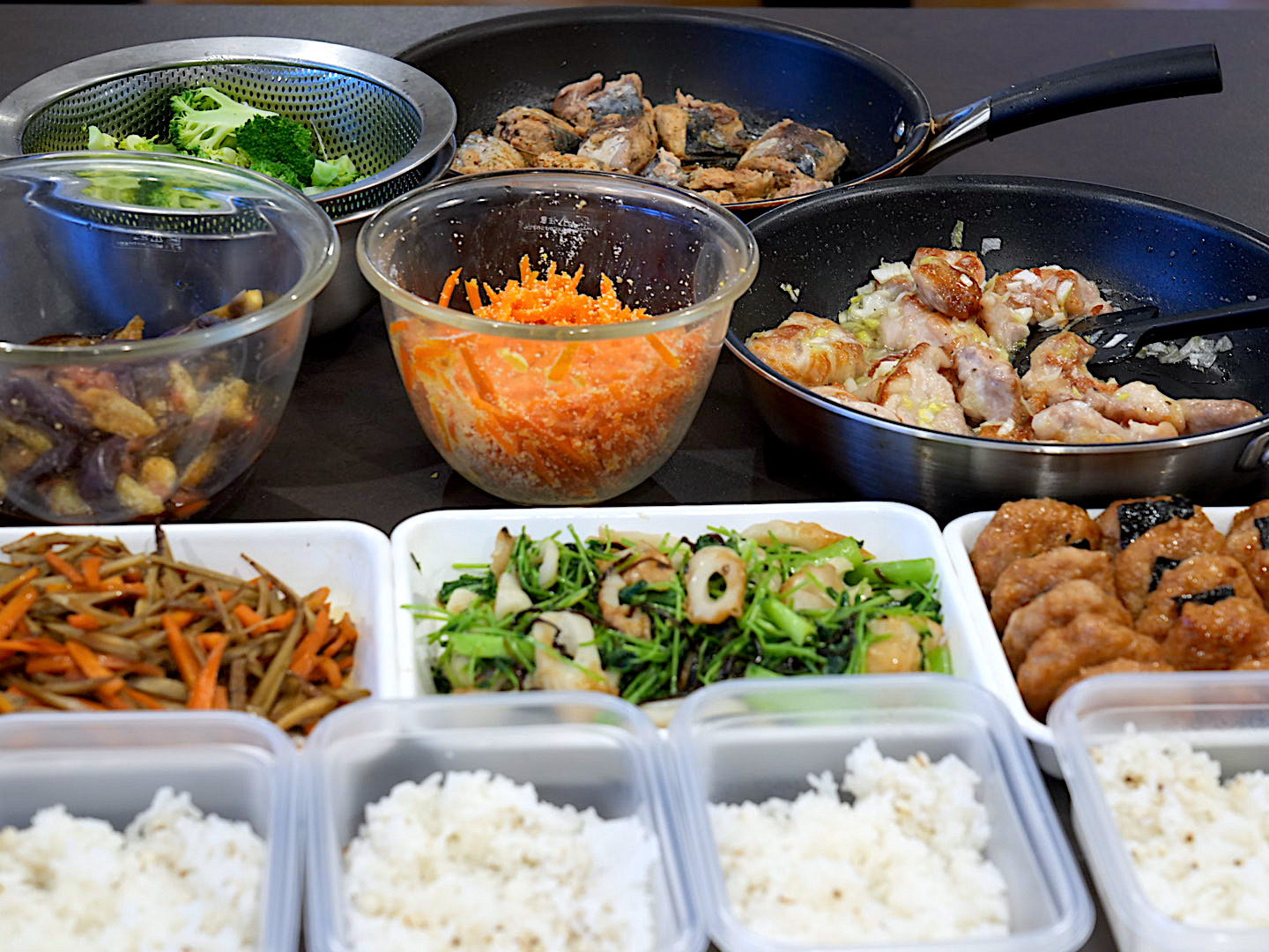 夫が出張中の夜に、冷凍弁当づくり